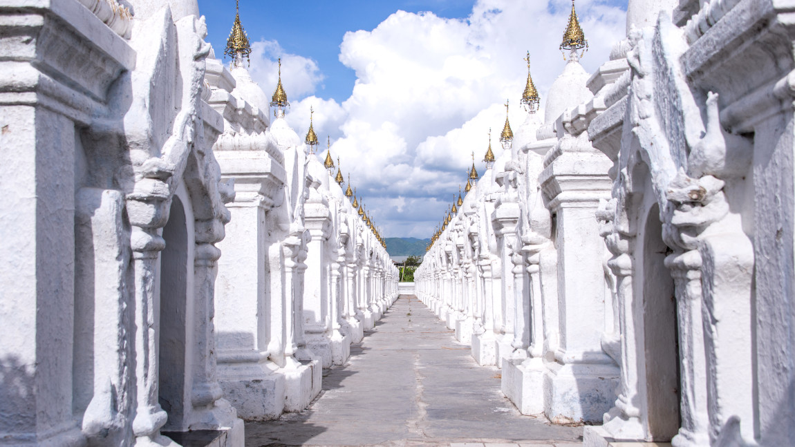 Buddhistische Stupas und Pagoden auf einem buddhistischen Friedhof
