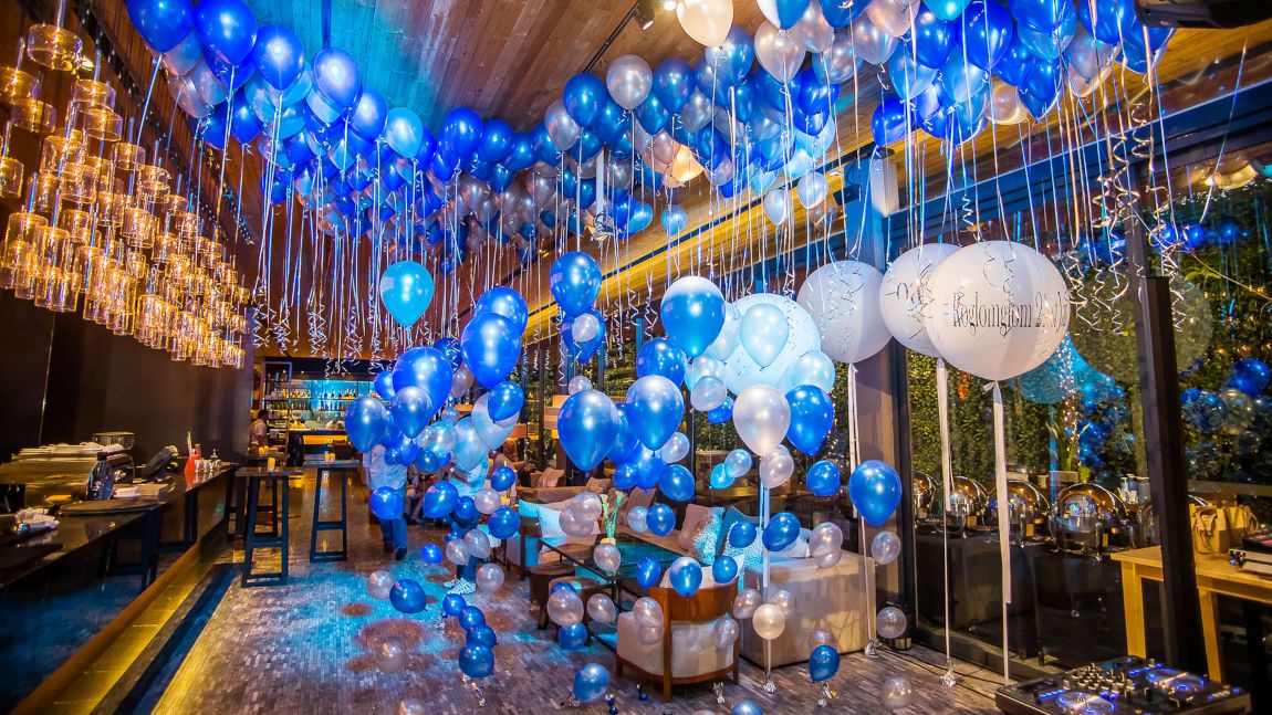 Ein Raum geschmückt mit blauen und weißen Luftballons 
