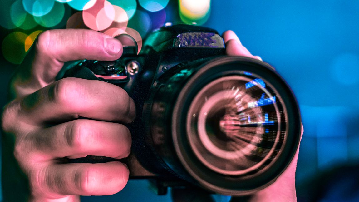 Eine Hand die einen Fotoapparat hält