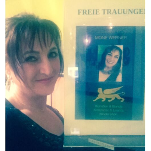 Freie Trauungen mit Mone Werner: Eure Traumhochzeit mit mir: individuell, fröhlich, besonders. Mittelpunkt: Ihr und Eure LIEBE...