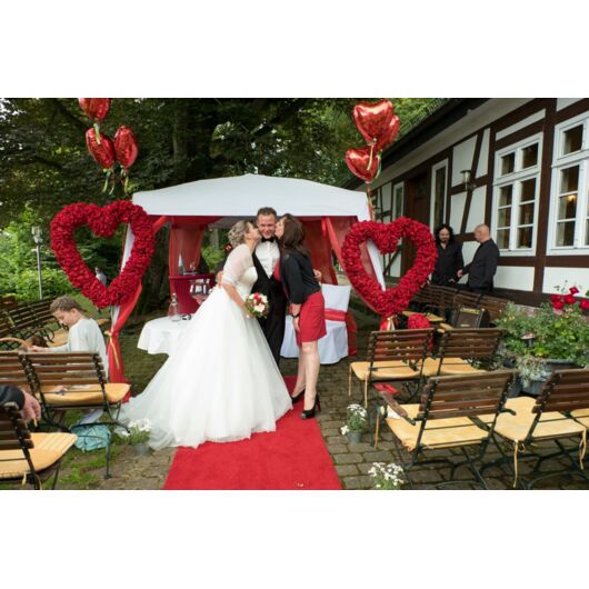 Freie Trauungen mit Mone Werner: Eure Traumhochzeit mit mir: individuell, fröhlich, besonders. Mittelpunkt: Ihr und Eure LIEBE...