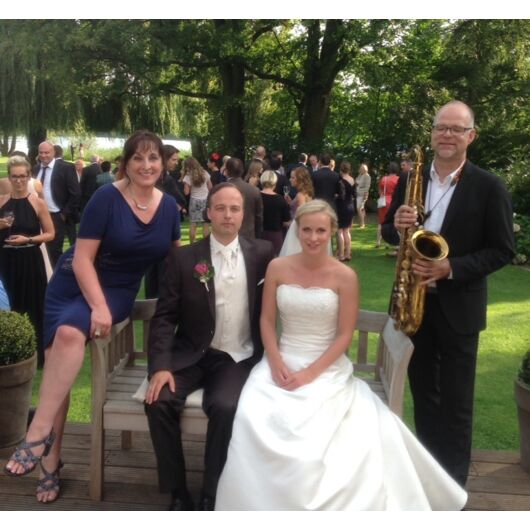 Freie Trauungen mit Mone Werner: Eure Traumhochzeit mit mir: individuell, fröhlich, besonders. Mittelpunkt: Ihr und Eure LIEBE...