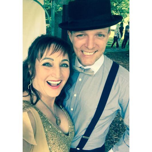 Freie Trauungen mit Mone Werner: Eure Traumhochzeit mit mir: individuell, fröhlich, besonders. Mittelpunkt: Ihr und Eure LIEBE...