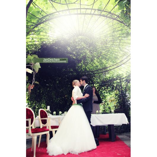 Freie Trauungen mit Mone Werner: Eure Traumhochzeit mit mir: individuell, fröhlich, besonders. Mittelpunkt: Ihr und Eure LIEBE...