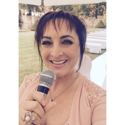 Freie Trauungen mit Mone Werner: Eure Traumhochzeit mit mir: individuell, fröhlich, besonders. Mittelpunkt: Ihr und Eure LIEBE...
